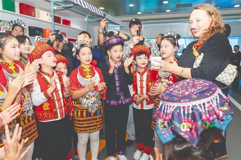 到处都是改革开放的气象，到处都有日新月异的创造！