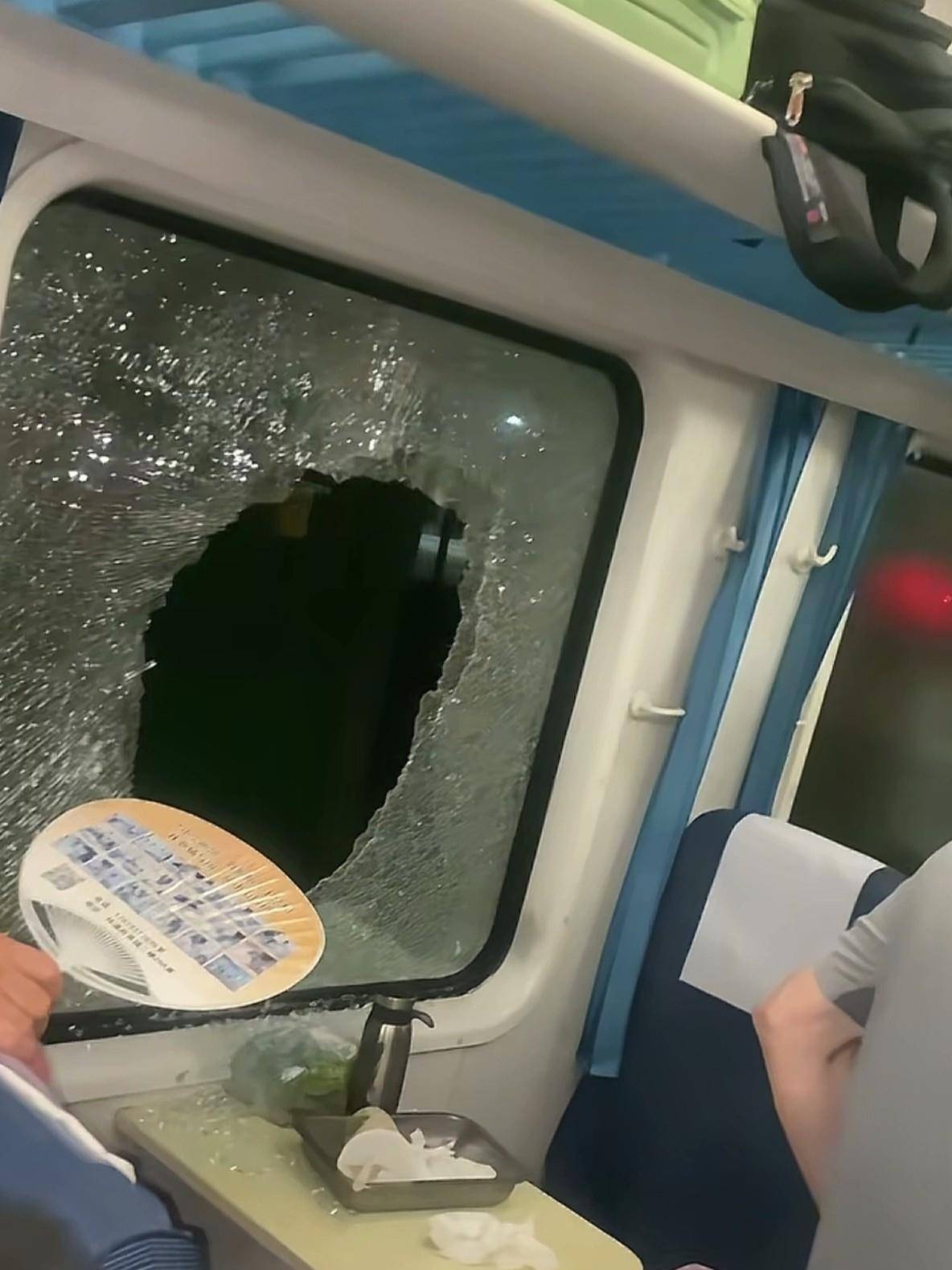 K1373因故脱轨，乘客：突然停车约3小时，车厢内闷热致人中暑，有人砸破车窗通风